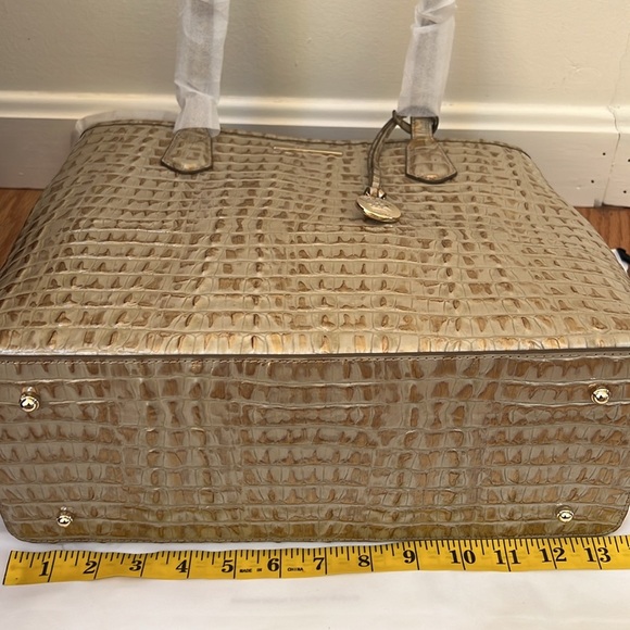 New! Brahmin medium julian la scala gold croc embossed bag. - Picture 7 of 10